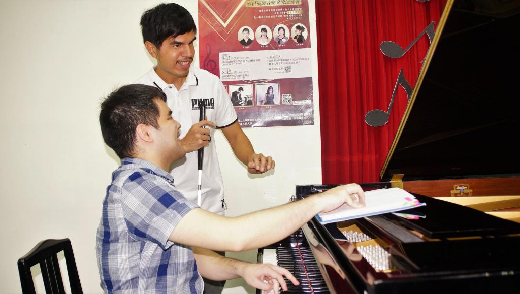有機構把樂譜轉換成點字版本，並為視障學生提供各種音樂課程。