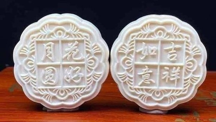 內地法院拍賣兩個長毛象牙月餅。網上圖片