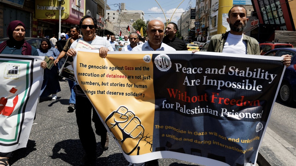 巴勒斯坦人在以色列佔領的西岸希伯倫抗議，聲援加沙和以色列監獄中的巴勒斯坦囚犯。 路透社