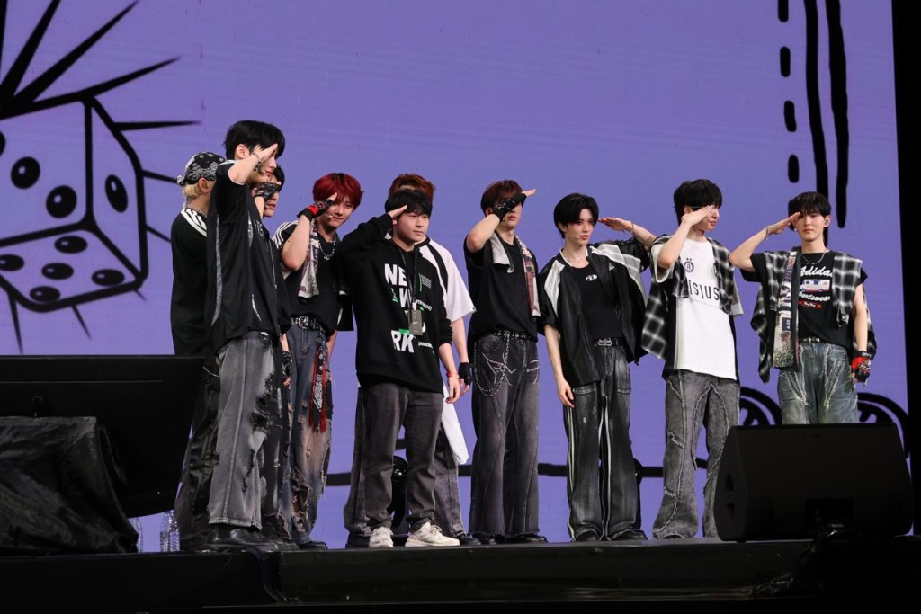 逐一同观众打招呼。 逐一同观众打招呼。