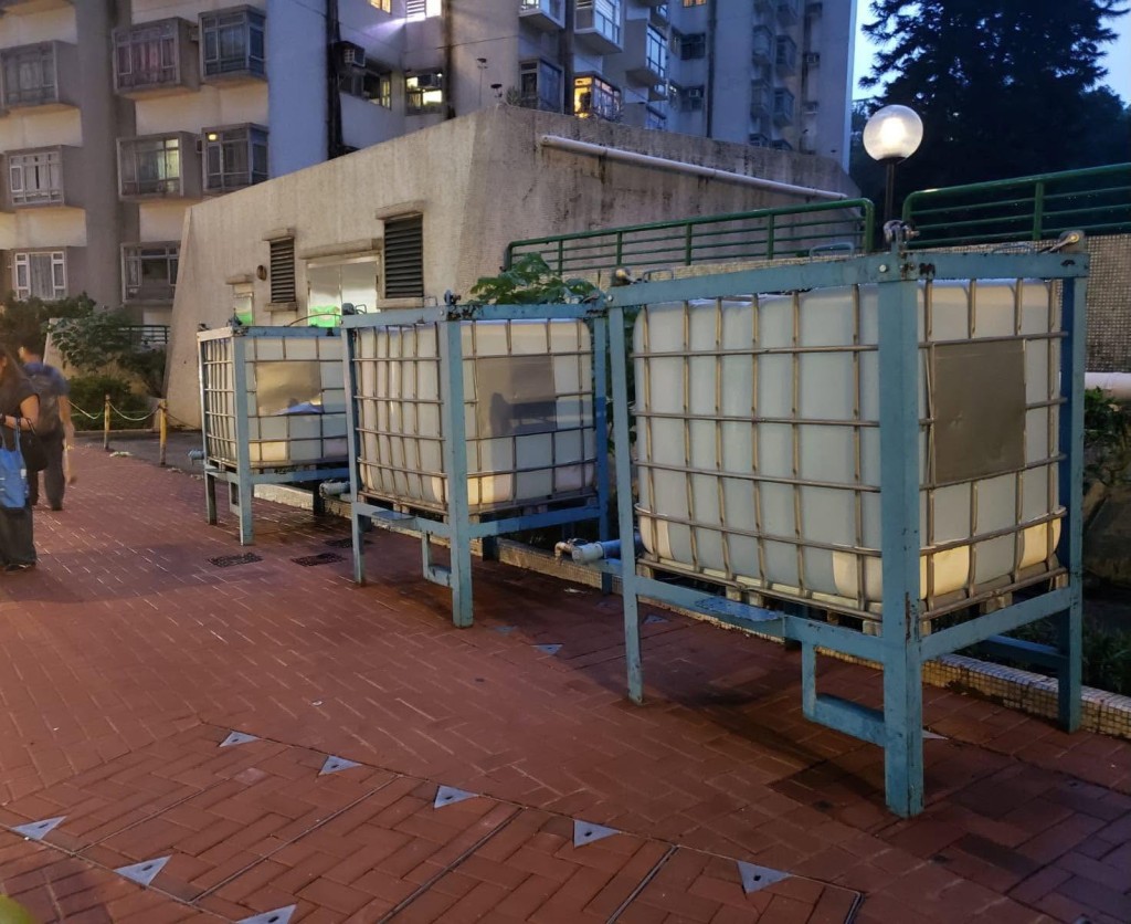 水務署在現場設置16個水箱，同時已增派兩架水車到達受影響大廈附近，以方便相關居民及商戶取用臨時食水。fb「滴惜仔」圖片
