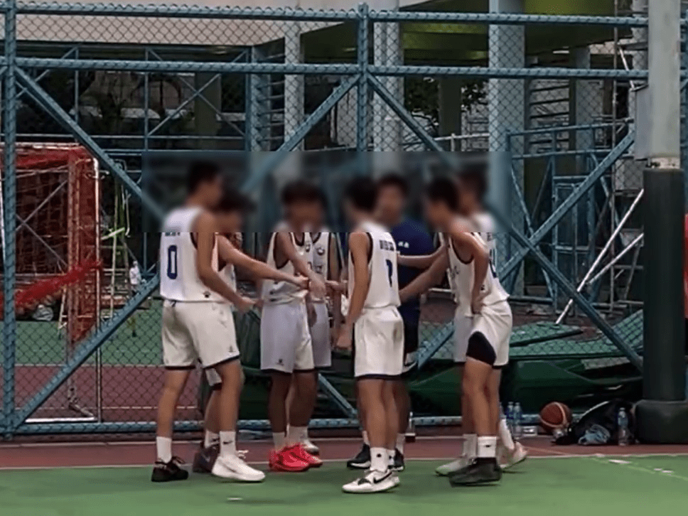 教練於場邊疑教授防守戰術。Threads 教練於場邊疑教授防守戰術。Threads