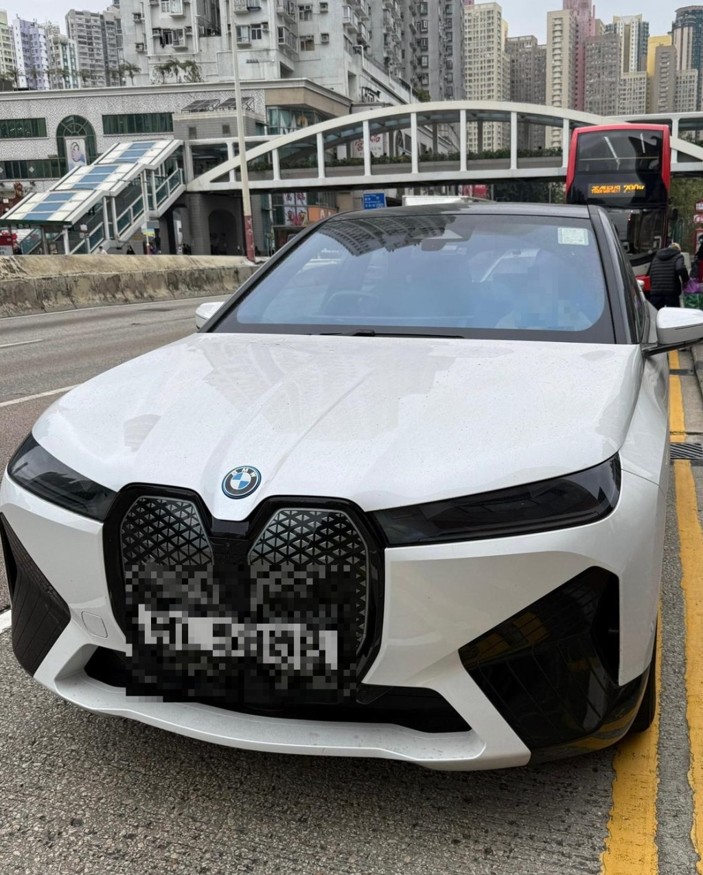 警方截查寶馬私家車。