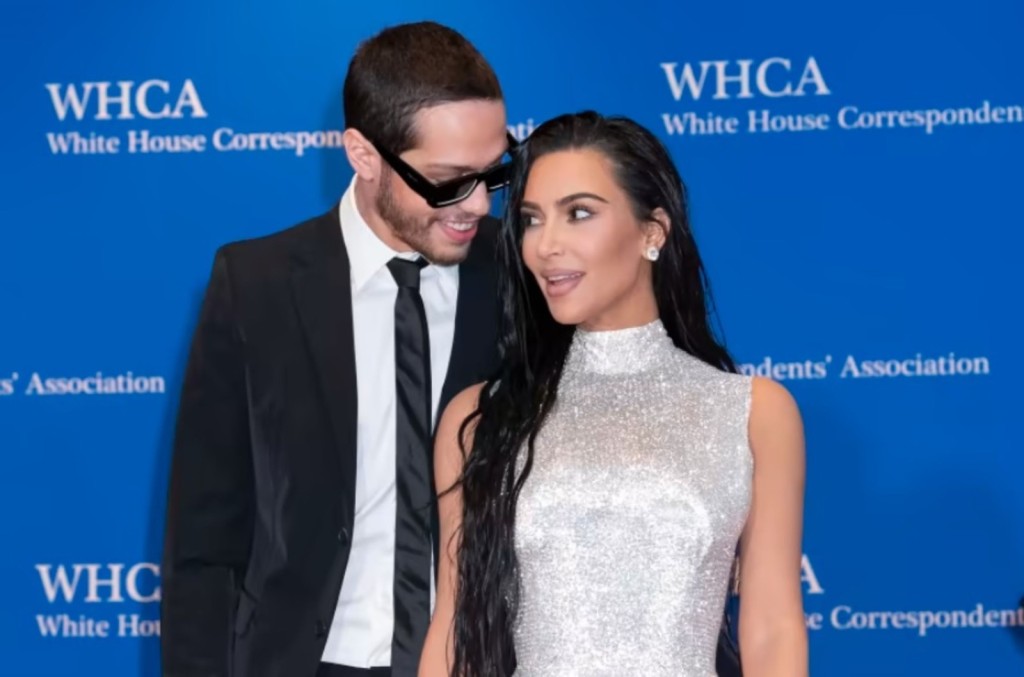 Kim Kardashian与男友Pete Davidson拍拖出席。