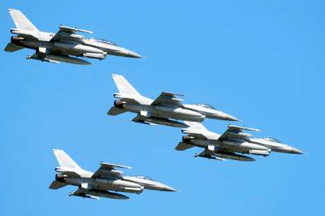 华沙周二阅兵期间有美制F-16战斗机在上空飞过。美联社