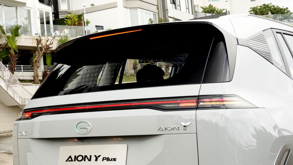 广汽埃安AION Y Plus车尾灯为连贯式横排设计。