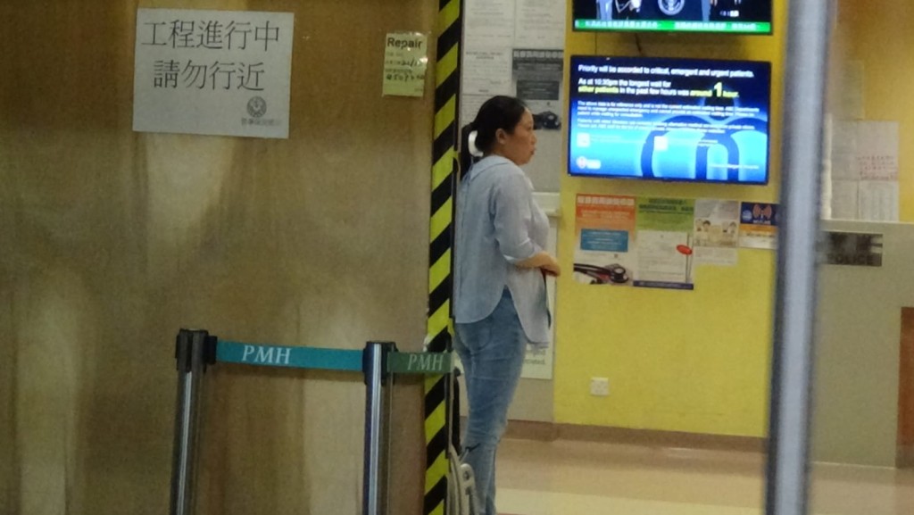 少年搶救期間,一名女親友趕抵醫院等候消息。