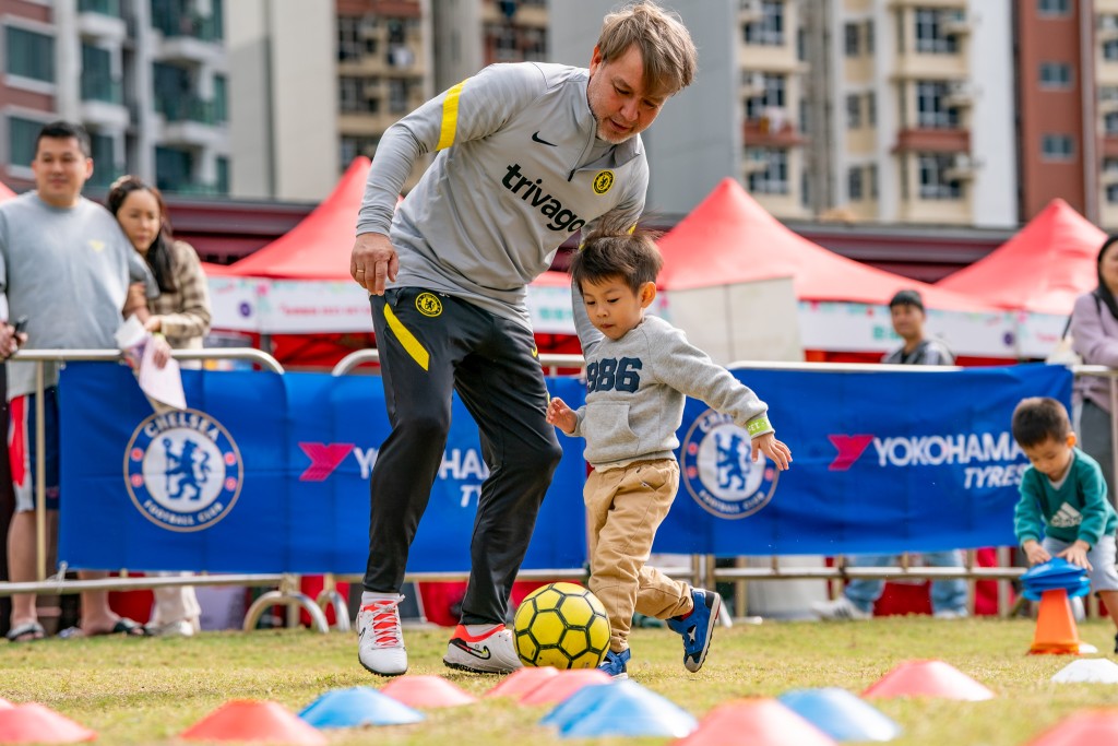 两届「香港足球先生」山度士先生向现场参加活动的小朋友传授球技。