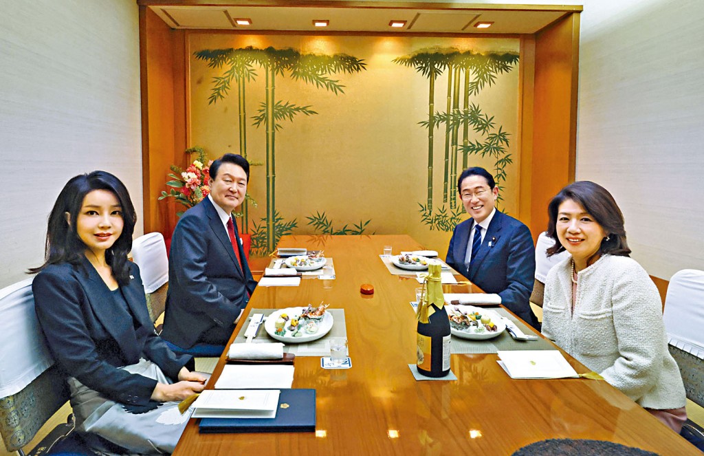 南韩总统尹锡悦与夫人金建希（左），和日揆岸田文雄与夫人岸田裕子（右），在东京的一家餐馆共进晚餐。