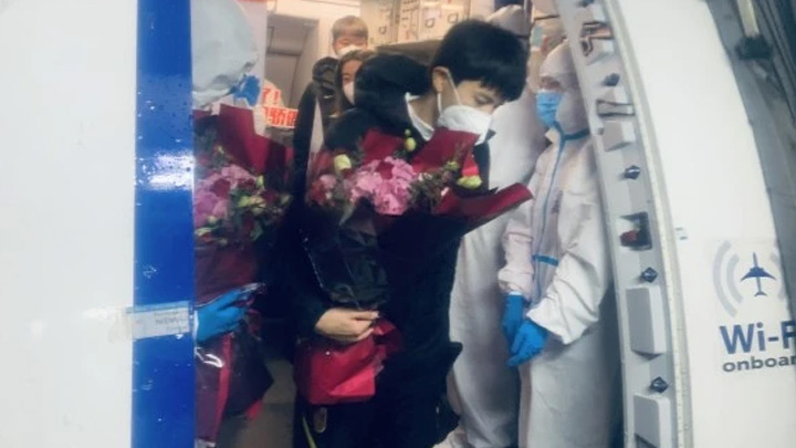 边防人员向女足队员送上鲜花。澎湃新闻图片
