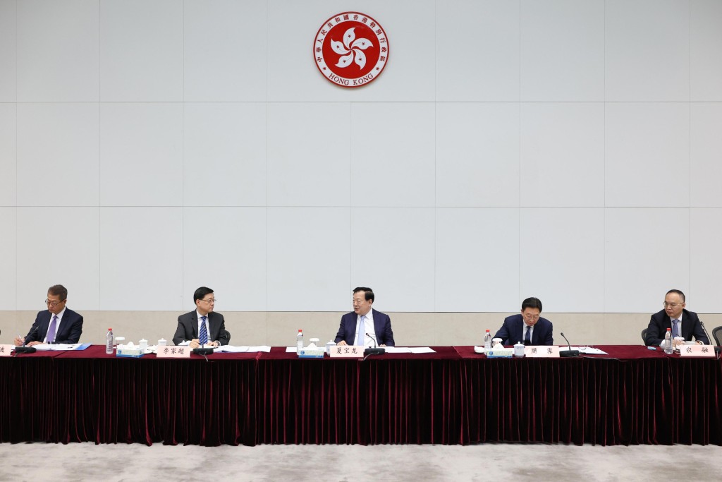 夏寶龍昨日(20日)出席座談會,與香港工商界和金融界人士互動交流。政府新聞處圖片 夏寶龍昨日(20日)出席座談會,與香港工商界和金融界人士互動交流。政府新聞處圖片