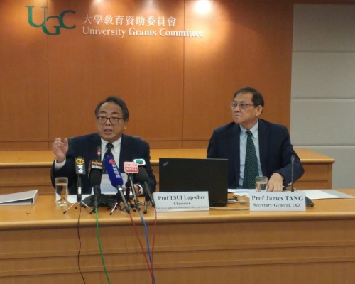 前港大校長徐立之(左)教授,教資會秘書處秘書長鄧特抗(右)。