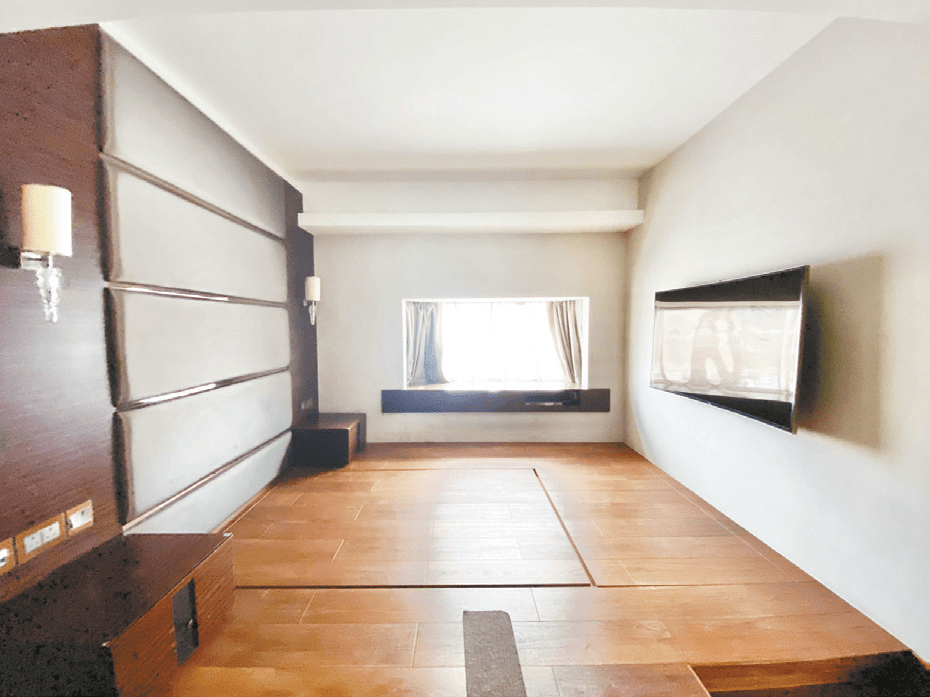 圖中睡房已置有木質地台櫃，為住戶提供足夠收納空間。