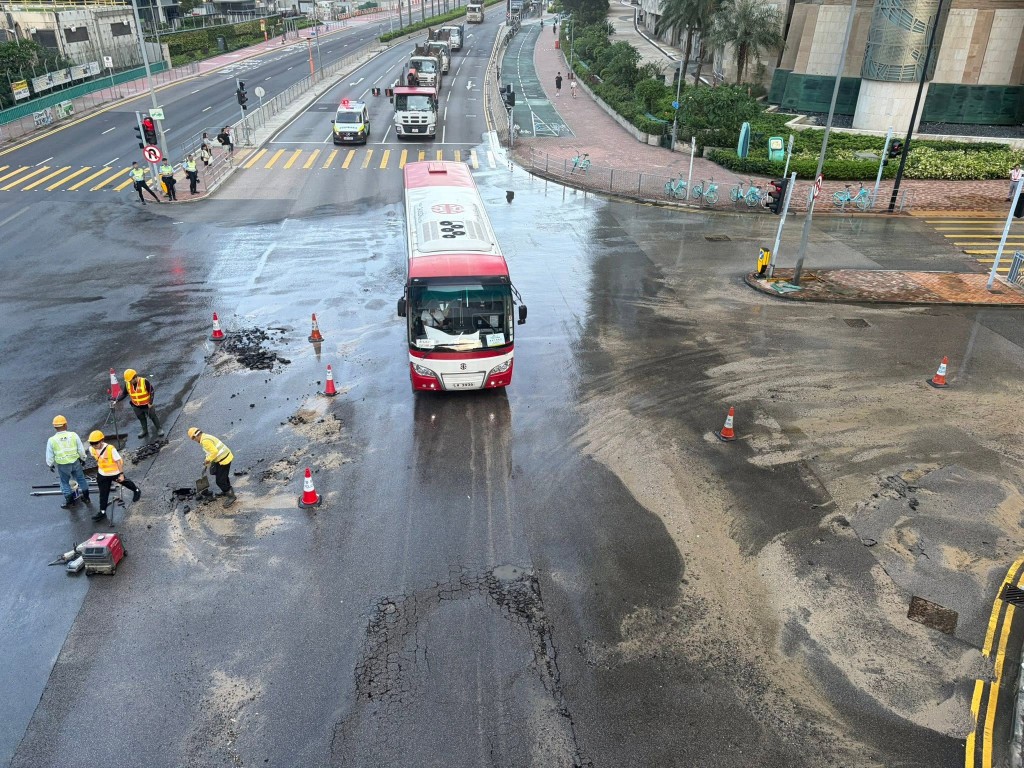 現場為將軍澳環保大道近日出大道及石角路路口。FB:方國珊 現場為將軍澳環保大道近日出大道及石角路路口。FB:方國珊