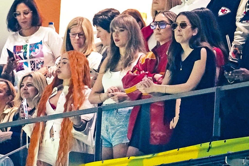 Taylor(左二)今年再現身超級碗賽撐男友Travis,球迷卻向她報以噓聲。