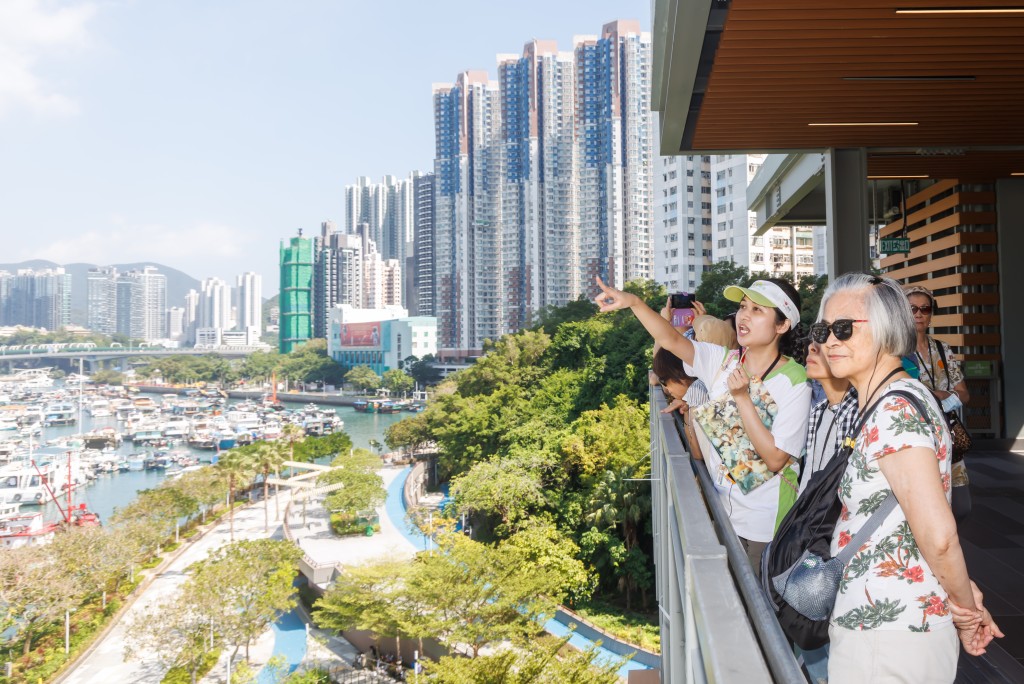 參加者在導賞員帶領下走訪特色景點,從歷史建築、社區街道及自然環境之中,了解香港不同年代的發展面貌。 參加者在導賞員帶領下走訪特色景點,從歷史建築、社區街道及自然環境之中,了解香港不同年代的發展面貌。