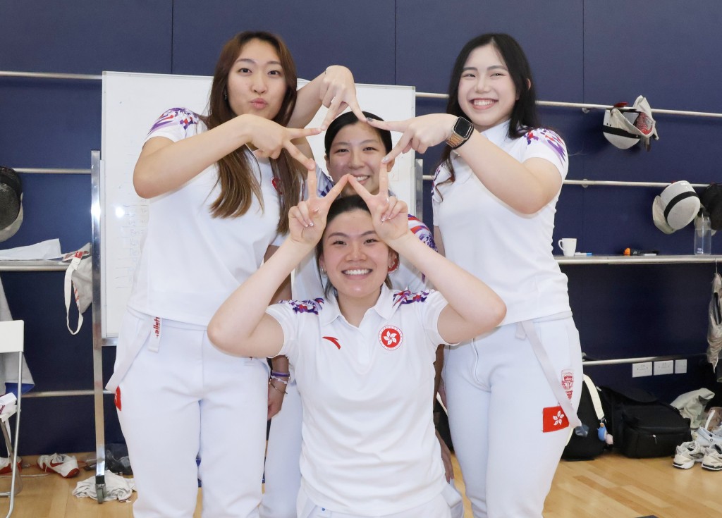 4位女佩代表近年合作無間,合照時也擺出搞笑手勢,她們包括薛雅齊(前排中) 、朱詠翹(後排右起)、梁洛文及劉綺程。徐嘉華攝 4位女佩代表近年合作無間,合照時也擺出搞笑手勢,她們包括薛雅齊(前排中) 、朱詠翹(後排右起)、梁洛文及劉綺程。徐嘉華攝