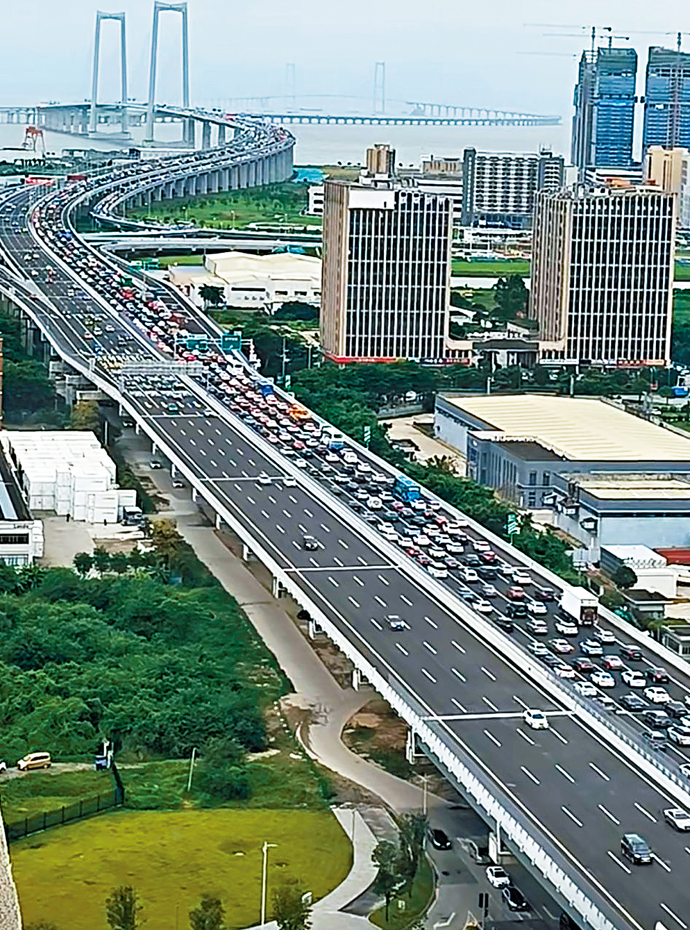 深中通道開通首日，試駕試乘的人蜂擁而上，出現大塞車長龍。