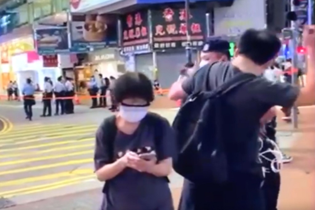 襲擊警員一刻。影片截圖