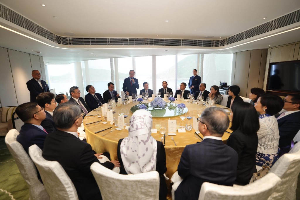 李家超出席與東盟成員國駐港總領事和代表的午餐會,以深化友誼和交流意見。李家超fb 李家超出席與東盟成員國駐港總領事和代表的午餐會,以深化友誼和交流意見。李家超fb