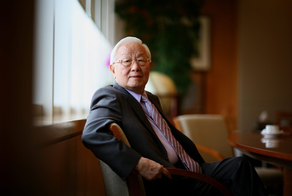 台積電（TSMC）創辦人張忠謀於2018年正式交棒，表明不再參與台積電任何營運與董事會工作。早於2005年，時年74歲的他辭去台積電行政總裁，任命蔡力行接任。後因2008年金融海嘯，張忠謀再次回歸，直到2018年退休。