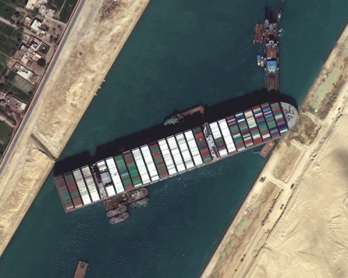 長賜號3月時於蘇彝士運河擱淺造成嚴重擠塞。AP