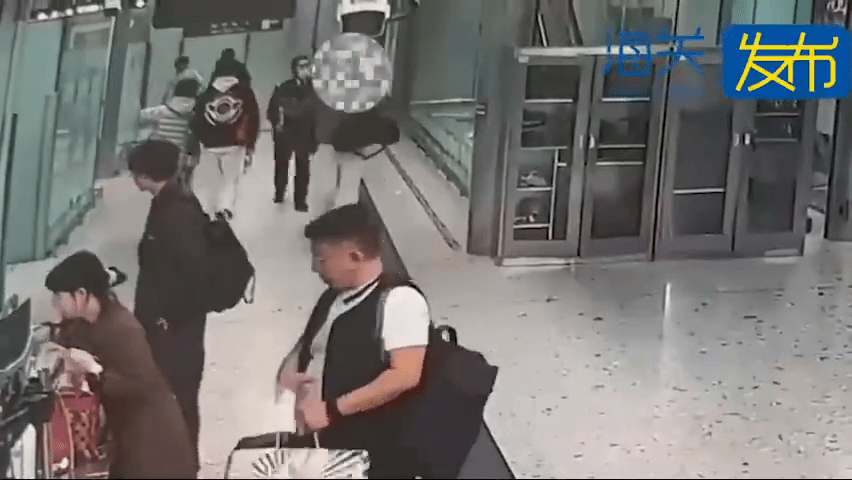 關員追上將男旅客帶回搜查。