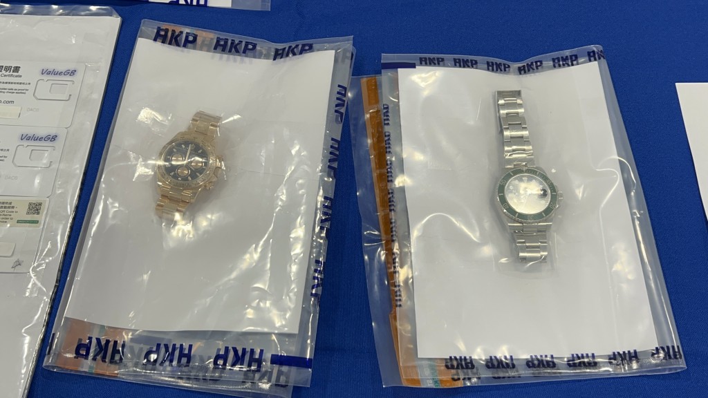 警方檢獲大批證物,包括名錶。楊偉亨攝 警方檢獲大批證物,包括名錶。楊偉亨攝