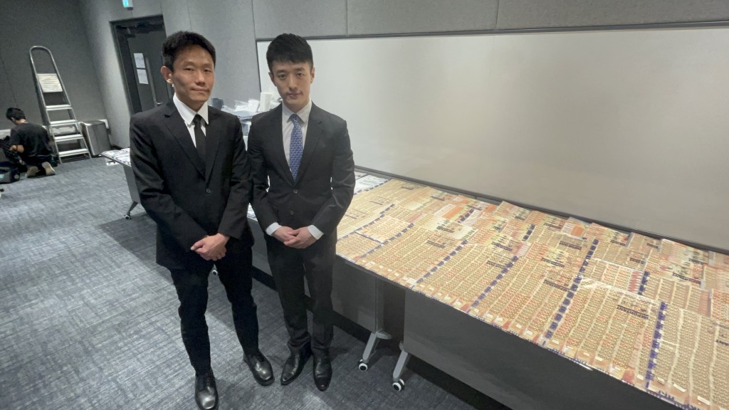 警方東九龍總區重案組總督察劉浩德(左)及高級督察潘崇禮(右)講述案情。 警方東九龍總區重案組總督察劉浩德(左)及高級督察潘崇禮(右)講述案情。