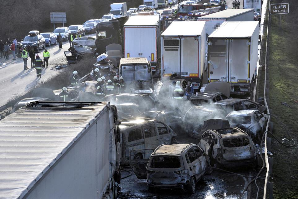 超過40架車在高速公路上連環相撞。AP