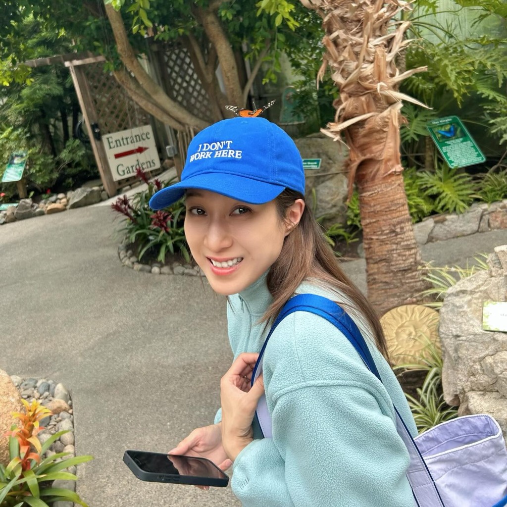 鍾嘉欣家中有一兄一姊。