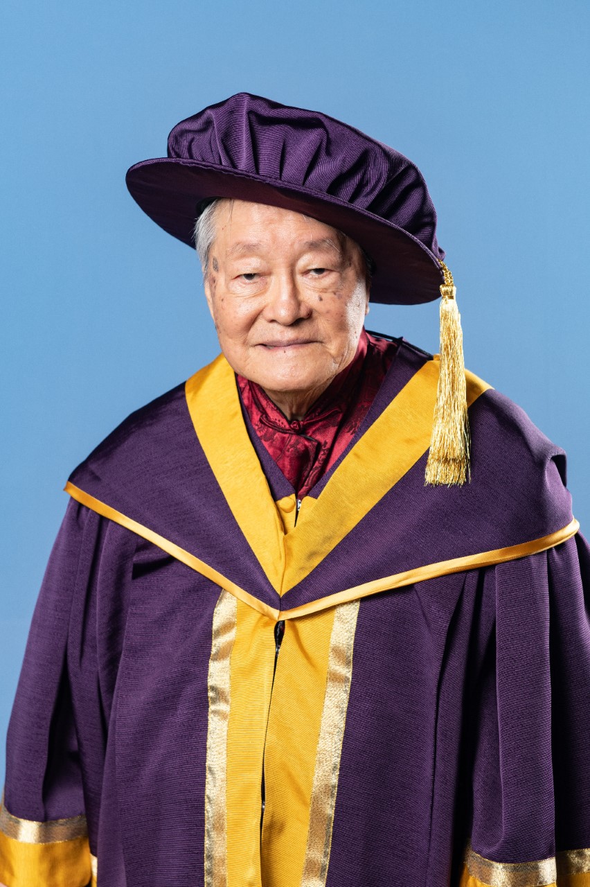 林乐培曾获颁香港演艺学院荣誉博士。林乐培女儿FB图片