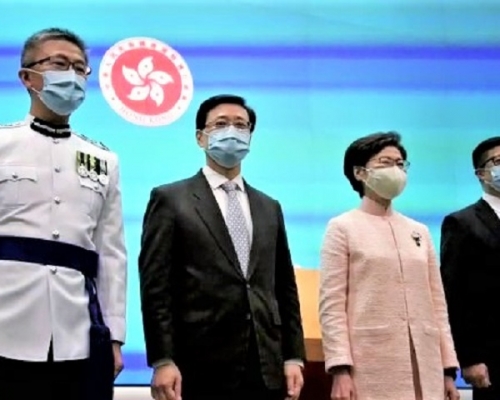 林鄭月娥與3名升任的官員會見傳媒。左起:蕭澤頤、李家超、林鄭月娥和鄧炳強。