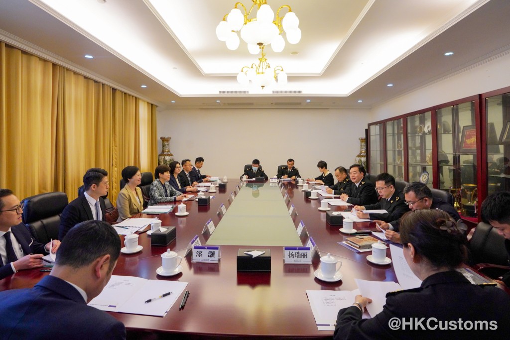 何珮珊與廣東省內多名海關官員會晤。香港海關FB