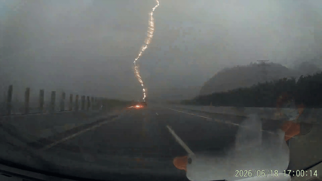 珠海西部沿海高速私家車疑遭雷擊。