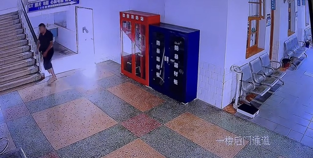 男子扶摔倒老人反被訛。抖音@哪一抹淺笑傷了誰