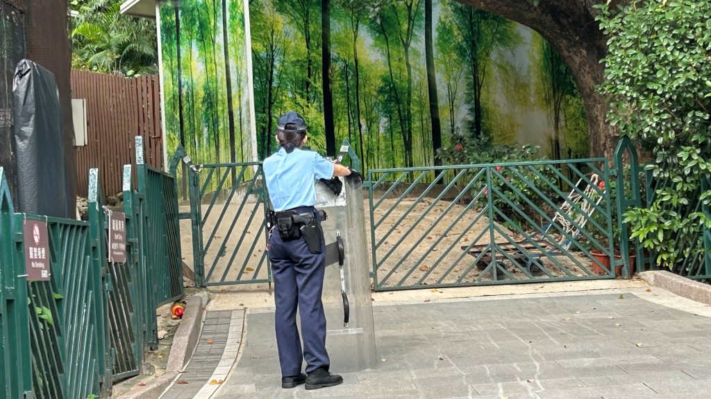 野豬出沒香港動植物公園，警持盾牌戒備候漁護到場。蔡楚輝攝