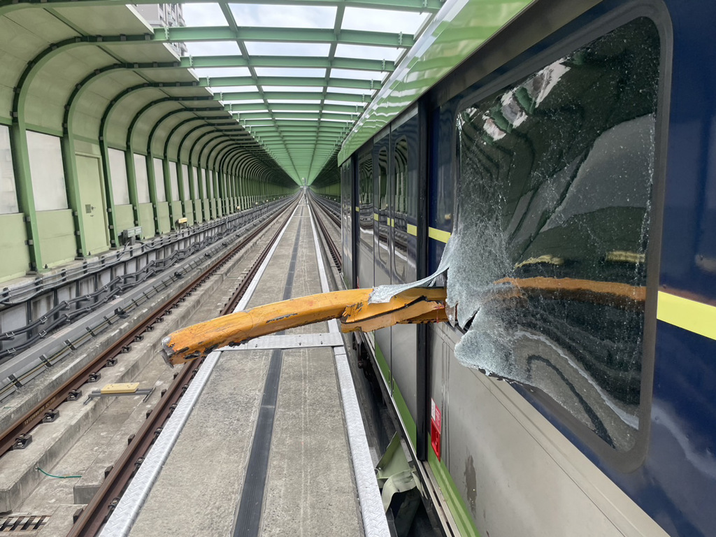 鋼樑直接插進捷運車廂內。中時