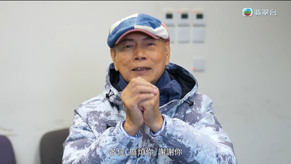 羅家英一邊做哀求手勢,一邊表示:「各位,麻煩你,多謝你,同我照顧好佢,唔該你。」 羅家英一邊做哀求手勢,一邊表示:「各位,麻煩你,多謝你,同我照顧好佢,唔該你。」