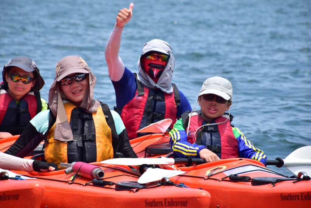 李建锋（右二）称与学生一起划独木舟后，加深了对他们的认识，学生往后想找他倾诉都变得容易。