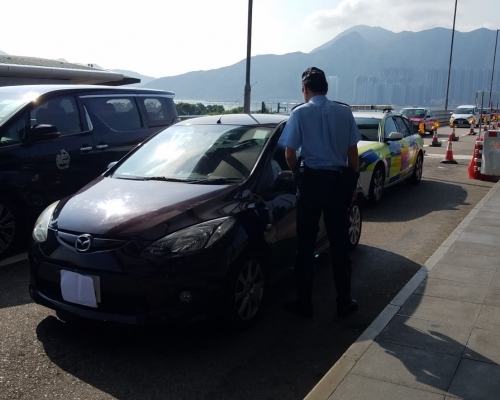 警方放蛇打擊白牌車。警方提供