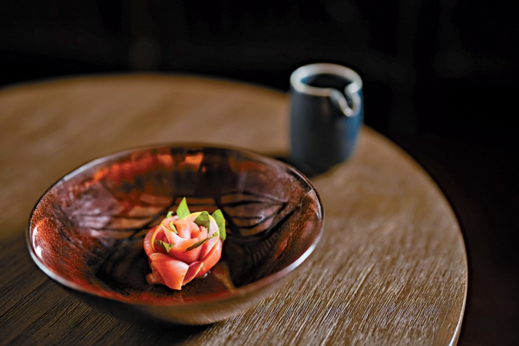 以Laksa及冬蔭口味入饌，結合雞肉與煙燻魚湯，搭配微炙鰹魚的「Fish clear soup」菜式。