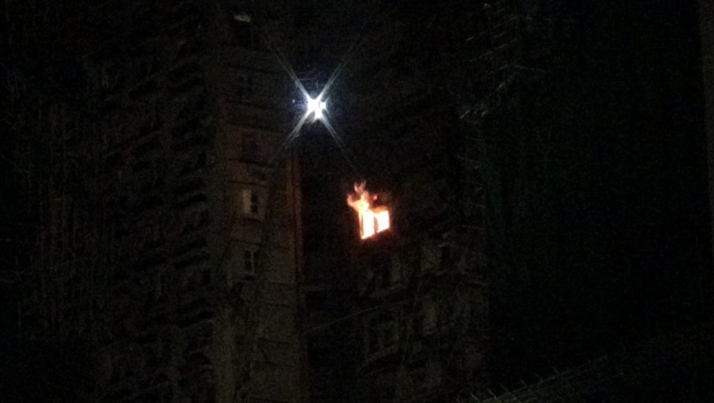 今日清晨約5時,宏道閣一個單位突然再冒出明顯火光,橙紅色火舌由窗框位置向上竄出,伴隨大量濃煙翻湧。蔡楚輝攝 今日清晨約5時,宏道閣一個單位突然再冒出明顯火光,橙紅色火舌由窗框位置向上竄出,伴隨大量濃煙翻湧。蔡楚輝攝