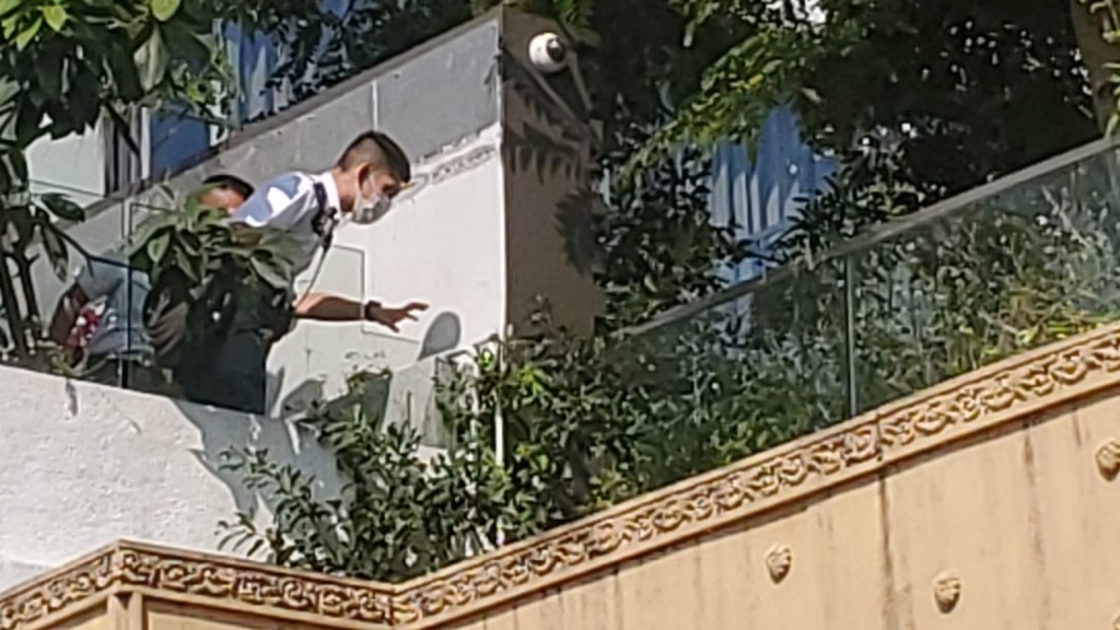 警方初步調查,懷疑賊人由鄰近的獨立屋爬入涉事獨立屋。 林思明攝