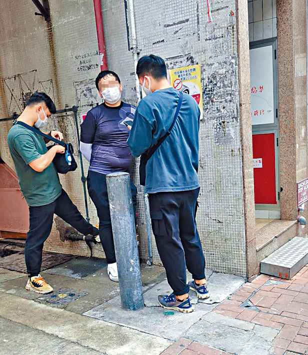 其中一名被捕蒙古「扒手黨」(中)。