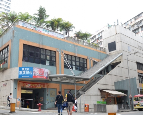 宜安街街市一控煙辦紙板疑被縱火損壞。資料圖片