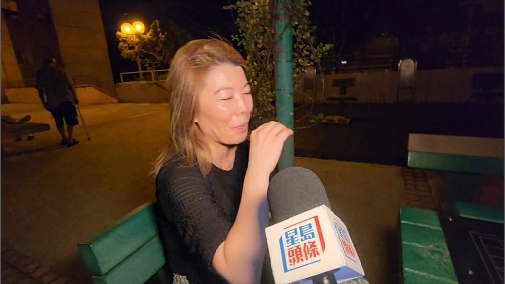 家住泉水樓的寇小姐表示,周二凌晨約5時她被熱醒,至周二晚上原打算提早上床睡覺,豈料再次遇上停電。黎志偉攝 家住泉水樓的寇小姐表示,周二凌晨約5時她被熱醒,至周二晚上原打算提早上床睡覺,豈料再次遇上停電。黎志偉攝