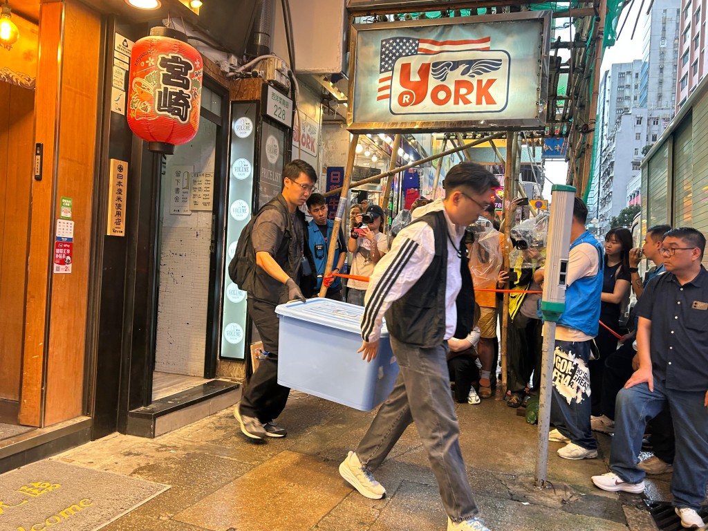 探員從留下書舍搬走多個膠箱。曾志恒攝