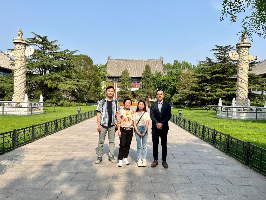 蔡若蓮（左二）到訪北京大學，並與該校的香港學生會面。