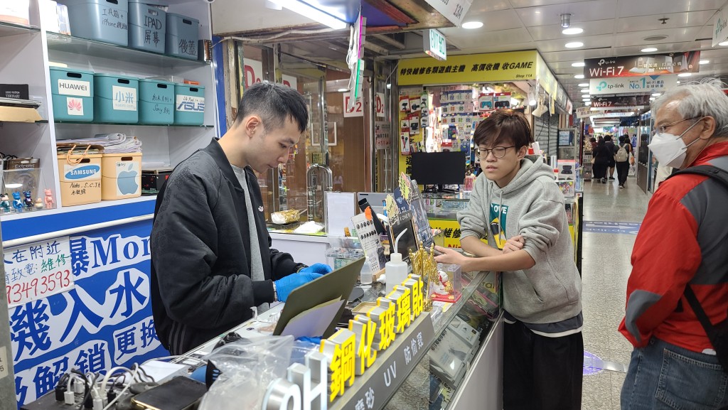 Angus搖身一變，成為長者救星，更為影片變紅而變成「手機維修界KOL」